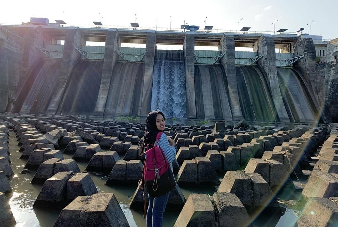 Pengunjung di Bendungan Sampean Baru.