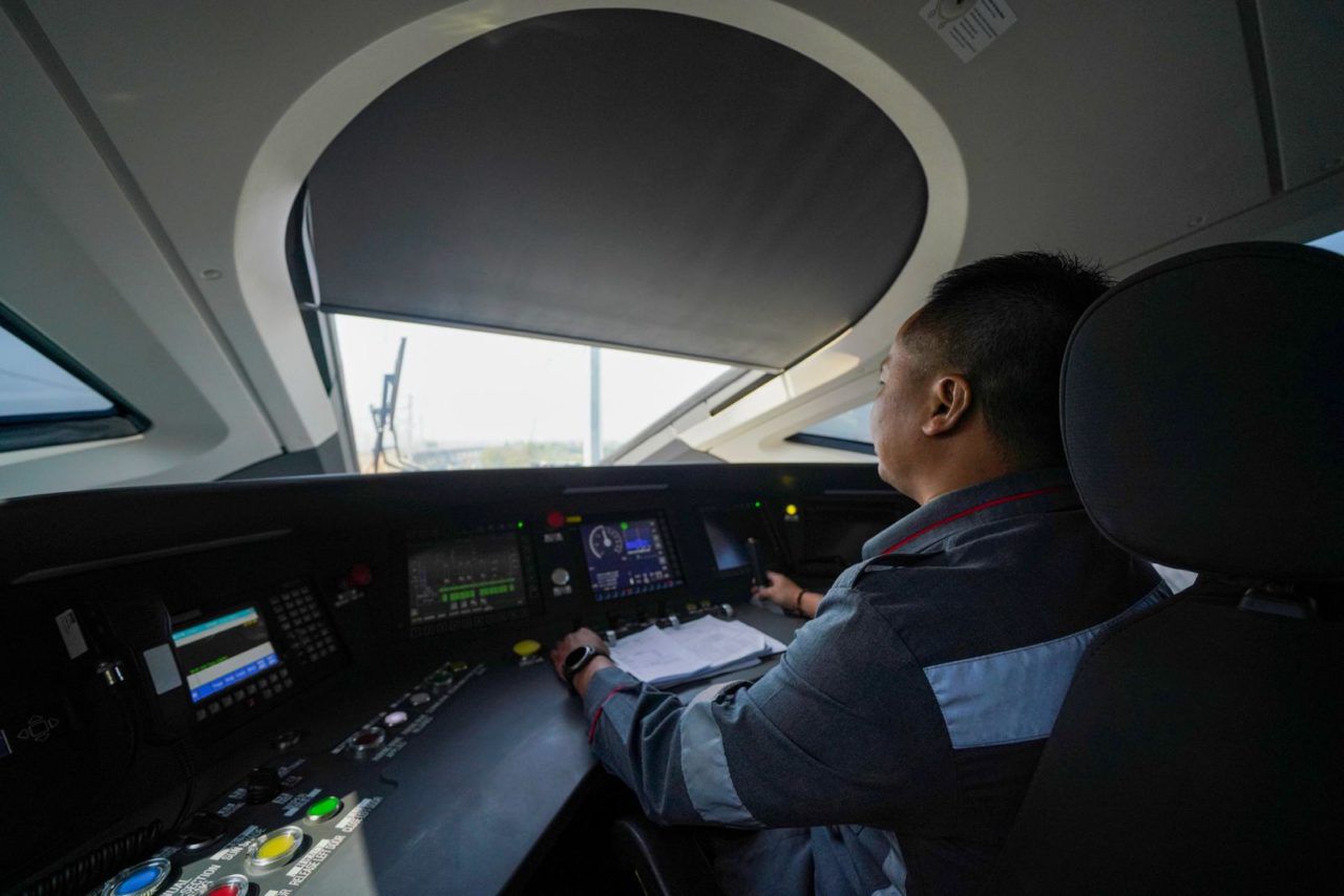 Masinis Indonesia mulai mampu mengoperasikan kereta cepat Whoosh secara mandiri.