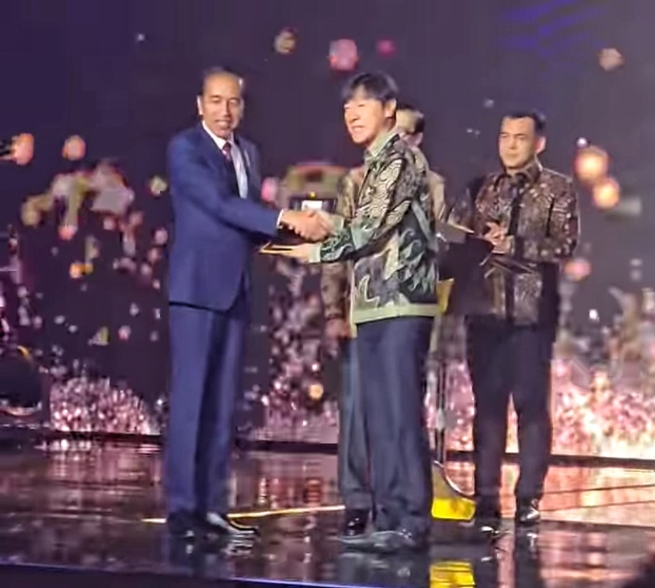 Presiden Joko Widodo menyerahkan Golden Visa kepada Shin Tae-yong