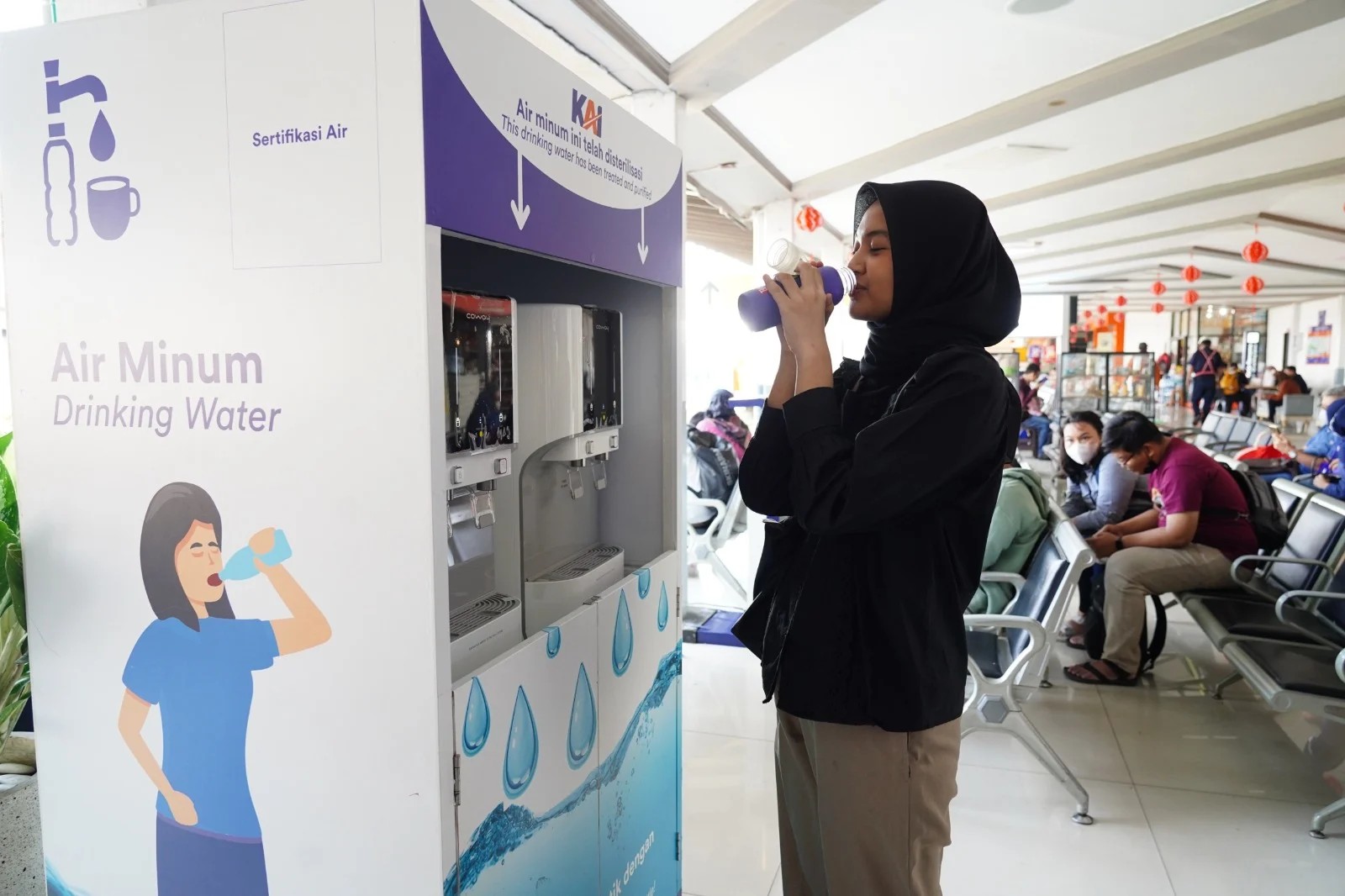 KAI Group berkomitmen menuju Net Zero Emission, salah satunya dengan menyediakan air minum untuk pelanggan.