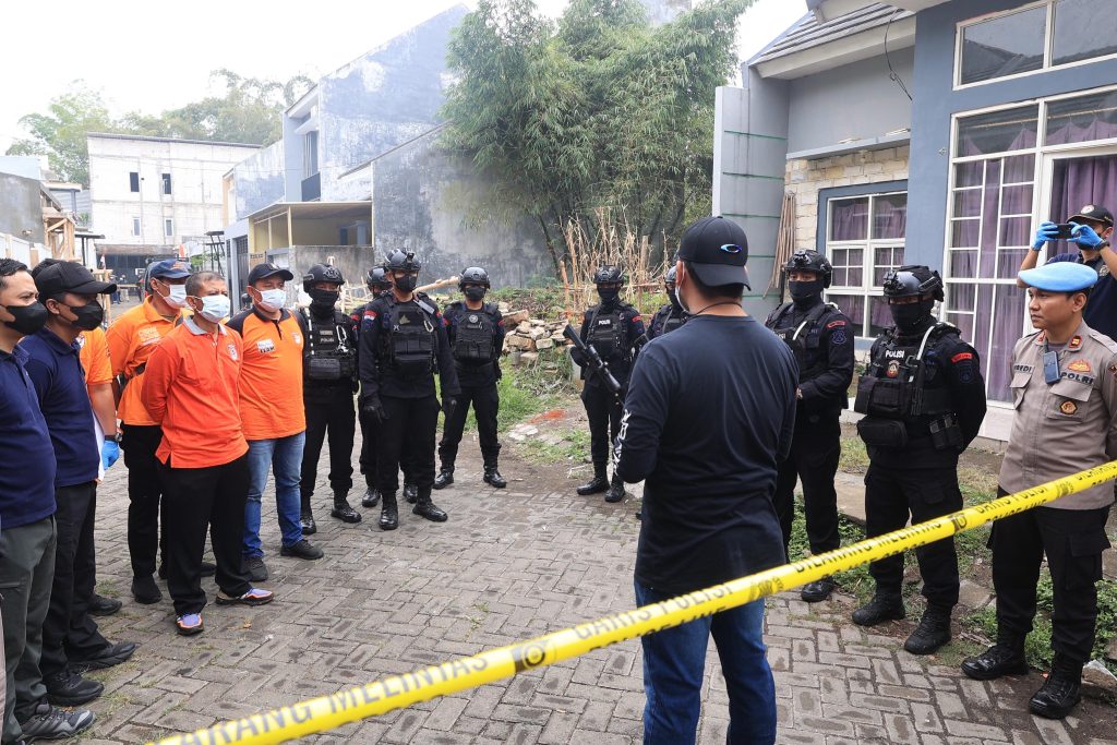 Densus 88 mengamankan seorang terduga pelaku percobaan bom bunuh diri di Kota Batu, Jawa Timur.