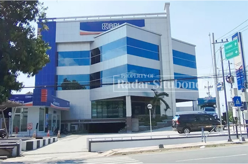 Kantor BRI Cabang Situbondo di Jalan Akhmad Yani No. 123, Kabupaten Situbondo.