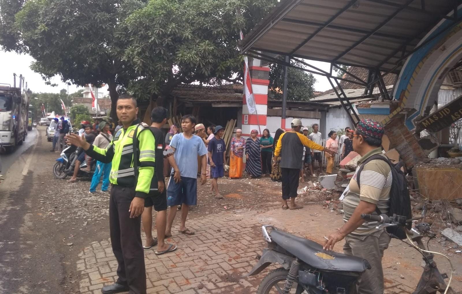 HANCUR: Warga melihat bangunan masjid Al- Hidayah, Desa Mojosari, Kecamatan Sembagus, Kamis (1/8).
