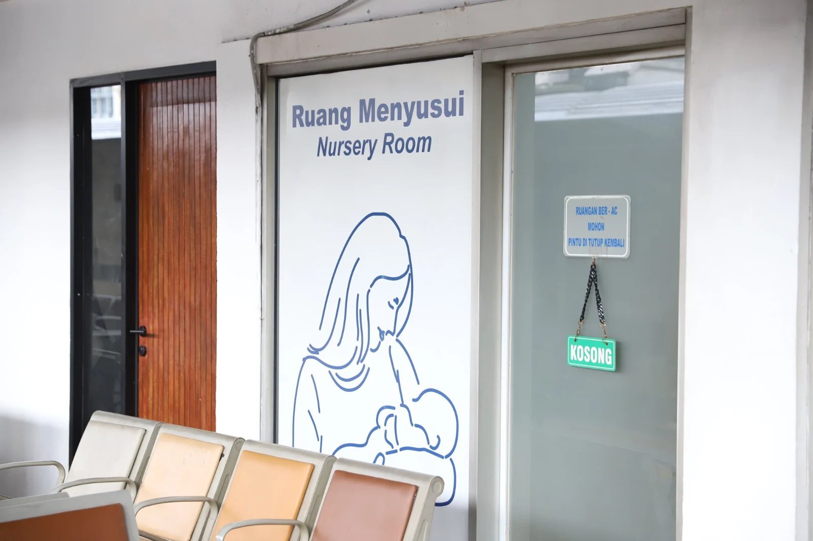 Ruang menyusui di beberapa stasiun kereta api.