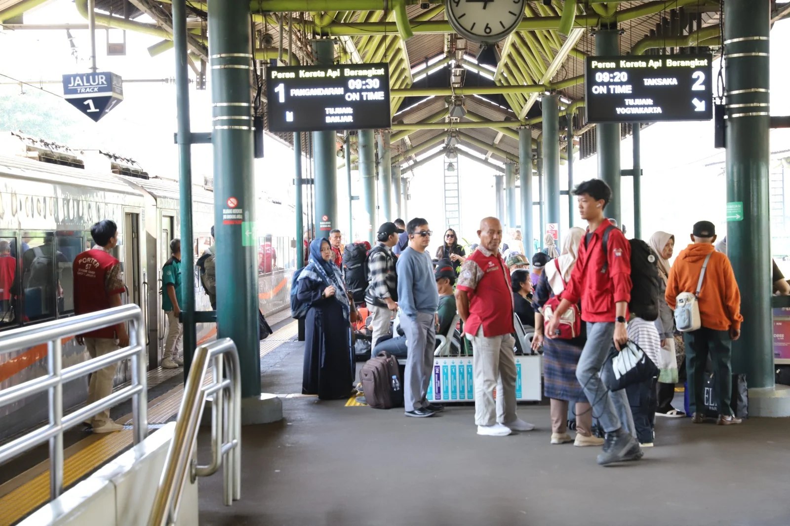 Penumpang kereta api di Stasiun Gambir.