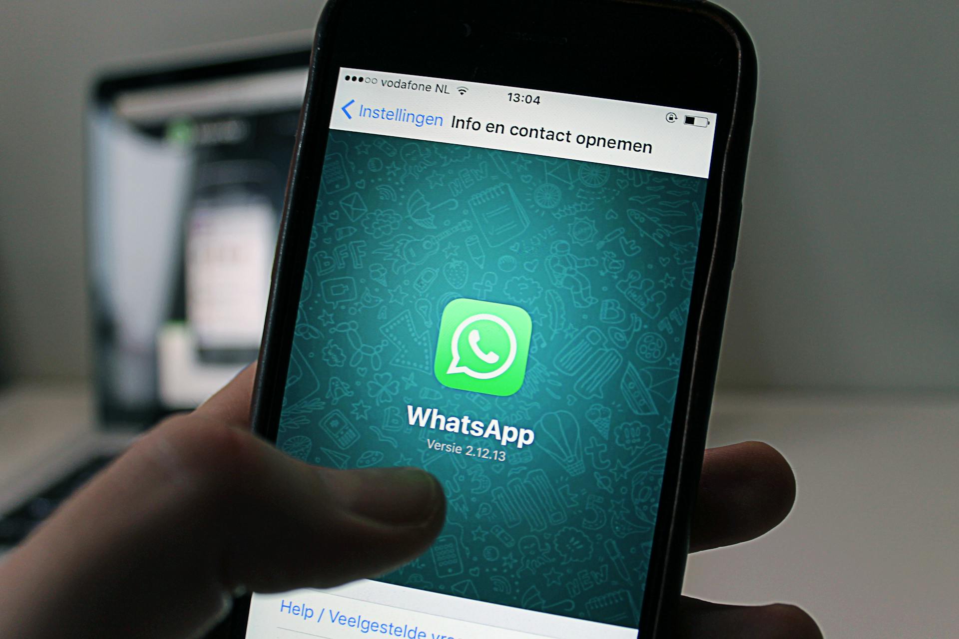 Ilustrasi WhatsApp disadap orang lain.
