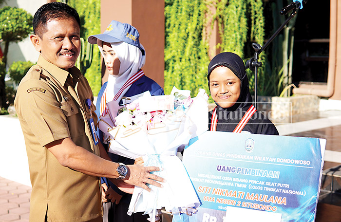 APRESIASI: Kepala Cabdin, Slamet menyerahkan uang pembinaan kepada atlet pencak silat di halaman sekolah SMADA Prima, Kelurahan Patokan, Kecamatan Kota, Senin (5/8) kemarin.