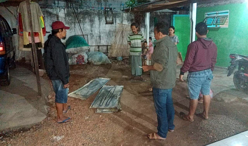 OLAH TKP: Anggota Resmob Polres Situbondo melakukan pengecekan lokasi penyimpanan barang curian di rumah Syaiful Rahman, 38, Kamis malam (1/7).