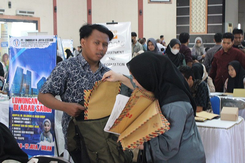 ILUSTRASI: Para pencari kerja di acara job fair di Gedung GOR Baluran Situbondo, Kelurahan Patokan, Kecamatan Kota, belum lama ini.