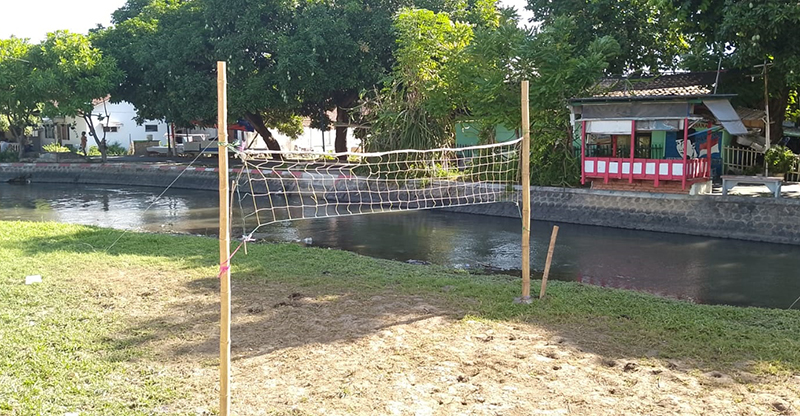 Lapangan bola plastik (bolatik) di Kelurahan Dawuhan, Kecamatan Kota menggunakan tumpukan tanah lumpur di aliran sungai Wijaya Kusuma, Jumat (2/8).