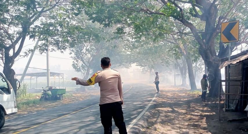 ASAP TEBAL : Anggota Polsek Kapongan mengatur arus lalu lintas di Jalan Pantura, Desa Landangan, Kecamatan Kapongan, Senin (5/8).