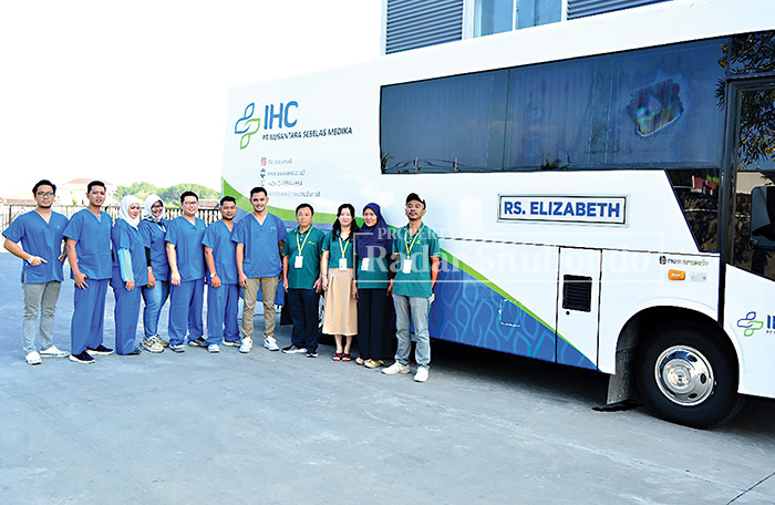 INOVATIF: Tenaga kesehatan RSE turun ke masyarakat memberikan pelayanan kesehatan menggunakan Bus Medical Chekup di PT. Hongxin, Desa Klatakan, Kecamatan Kendit, belum lama ini.