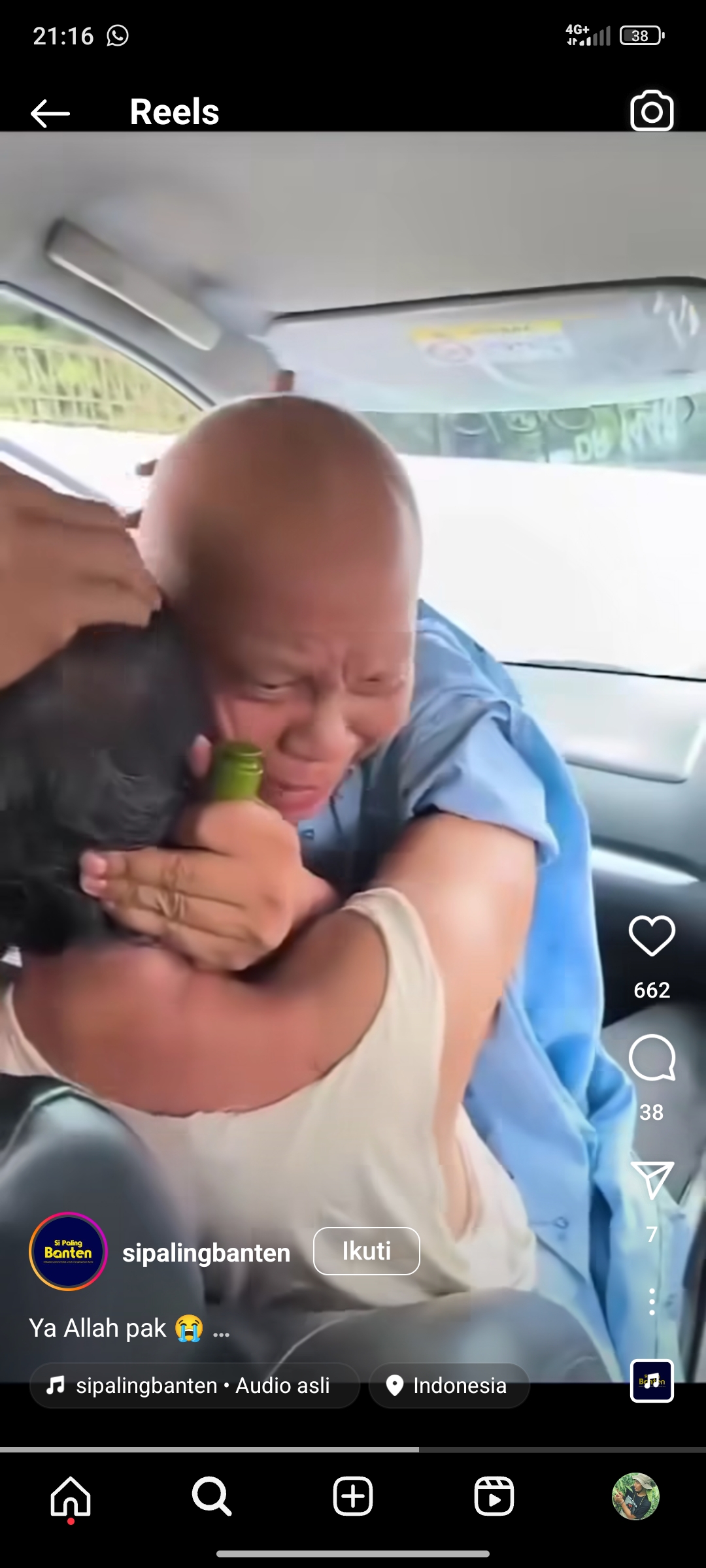 Tangkapan layar saat sopir taksi menyelamatkan salah satu rekannya