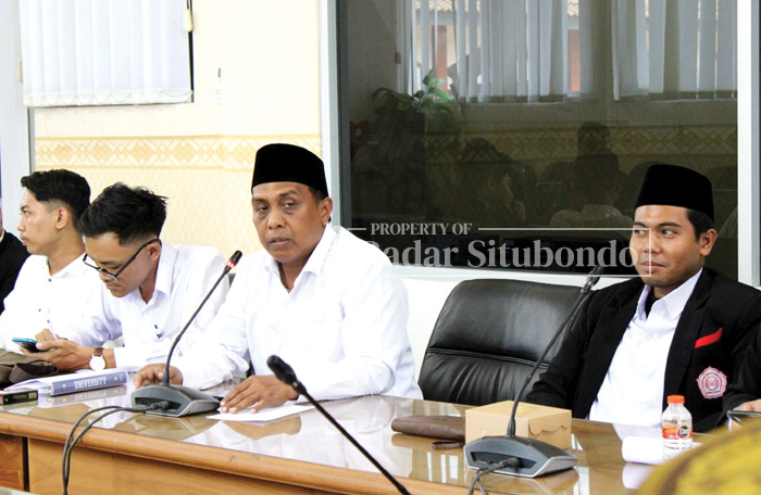 SAMPAIKAN PENDAPAT: Abdur Rahman, Pembina LBH Mitra Santri bersama anggota berdiksusi dengan anggota anggota DPRD Situbondo