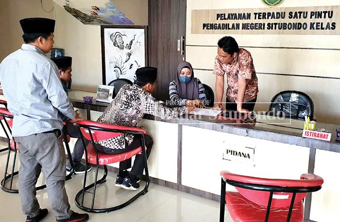 KOMPAK: Anggota  LBH Mitra Santri mendaftarkan perkara di Pengadilan Negeri (PN) Situbondo, belum lama ini.