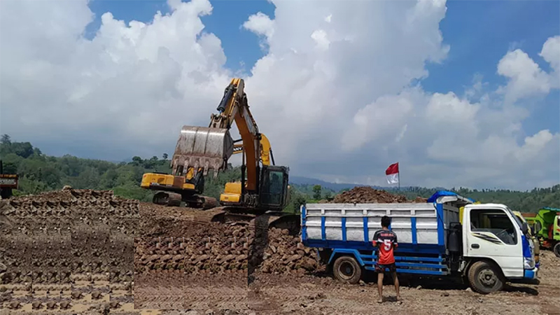 Sejumlah pekerja tol probowangi di Desa Langkap, Kecamatan Besuki, Situbondo (Humaidi/Radar Situbondo)