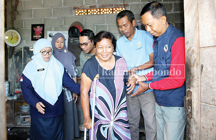 SUMRINGAH : Sriyati berlatih jalan setelah menggunakan kaki palsu di rumahnya Dusun Krajan, Desa Olean, Kecamatan Kota, Jumat (9/8) kemarin.