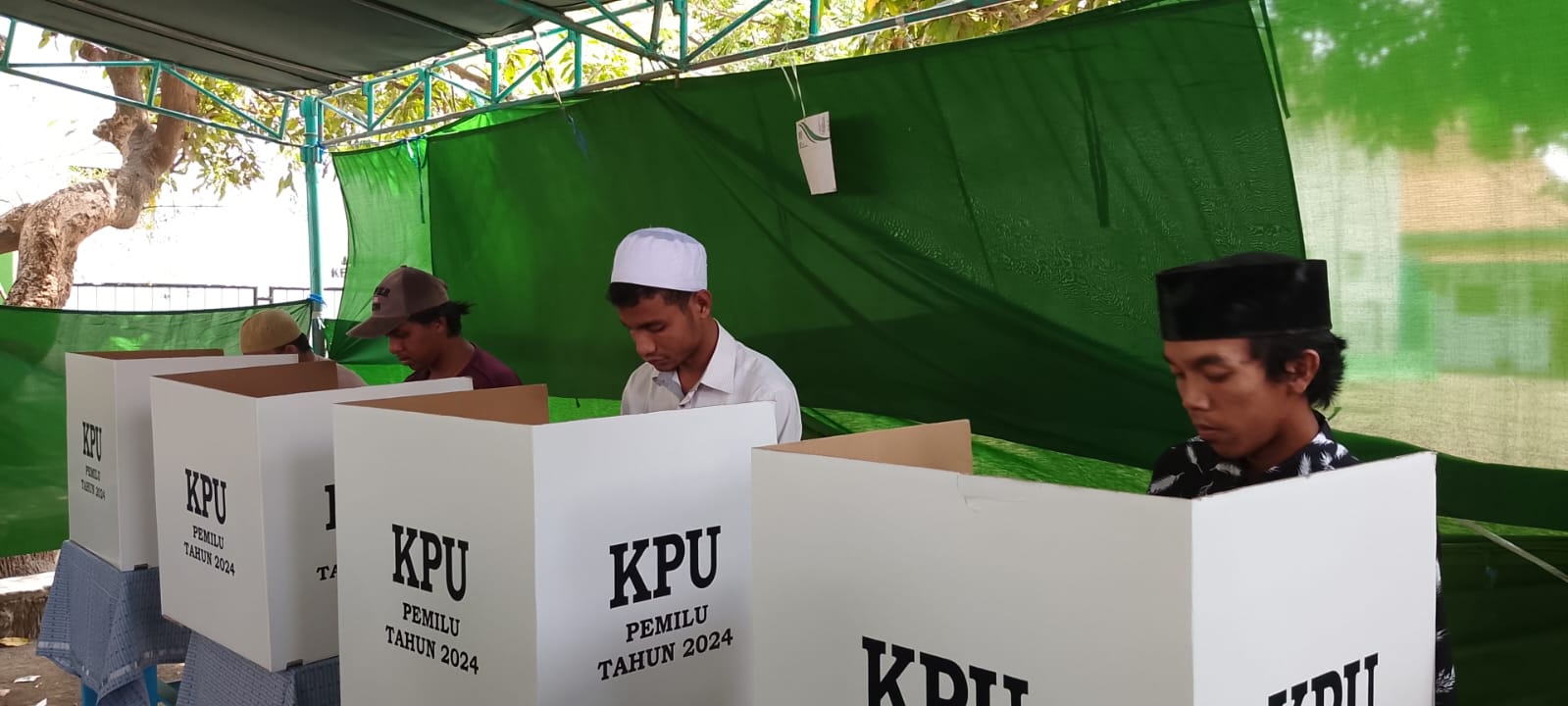 BILIK SUARA : Warga menyalurkan hak suaranya di TPS yang ada di Kelurahan Mimbaan, Kecamatan Panji.