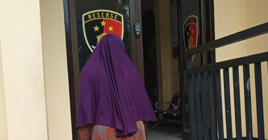 PENUHI PANGGILAN: Tunira warga Desa Seletreng, Kecamatan Kapongan menghadiri panggilan penyidik ke Mapolres Situbondo, Kamis (9/8).