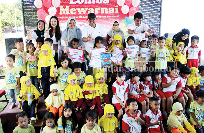 RAMAI: Owner labuhan resort, Imam Hidayat meninjau langsung pelaksanaan lomba mewarnai tingkat TK di area wisata labuhan resort, Desa Pasir Putih, Kecamatan Bungatan, Minggu (10/8/