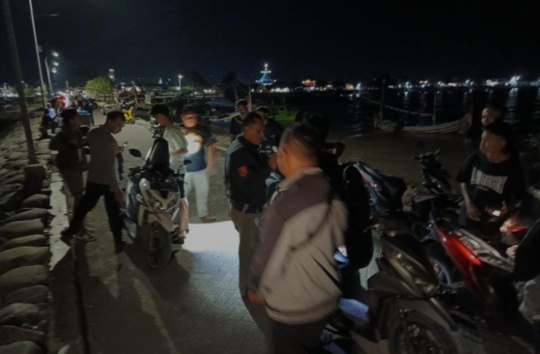 SASAR PEMUDA: Anggota Polsek Besuki memeriksa salah satu pemuda di pinggir pantai, Dusun Krajan, Desa Pesisir, Kecamatan Besuki, Minggu (11/8).