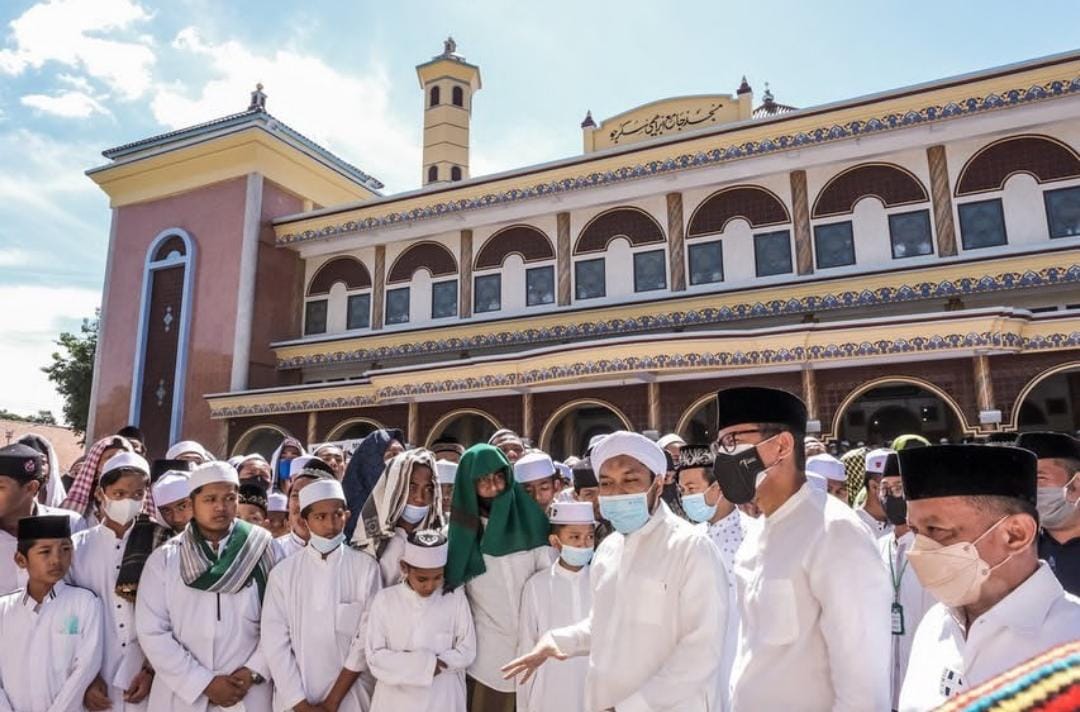 Menparekraf Sandiaga Uno saat mengunjungi Pesantren Sukorejo.