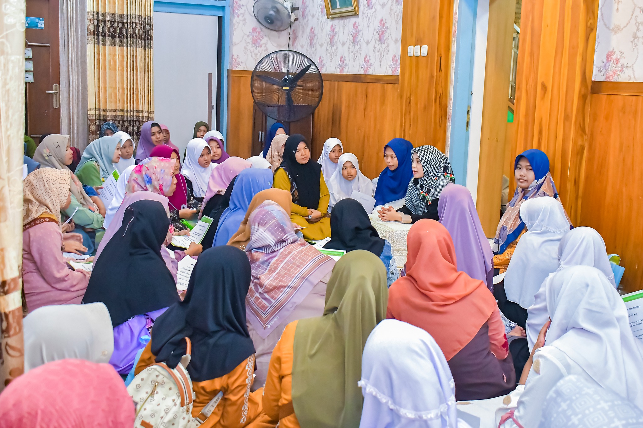 Pengasuh putri Pesantren Sukorejo Ny Hj Nur Sari As&rsquo;adiyah menerima wali santri baru, Juli 2024. (FB Pesantren Sukorejo)
