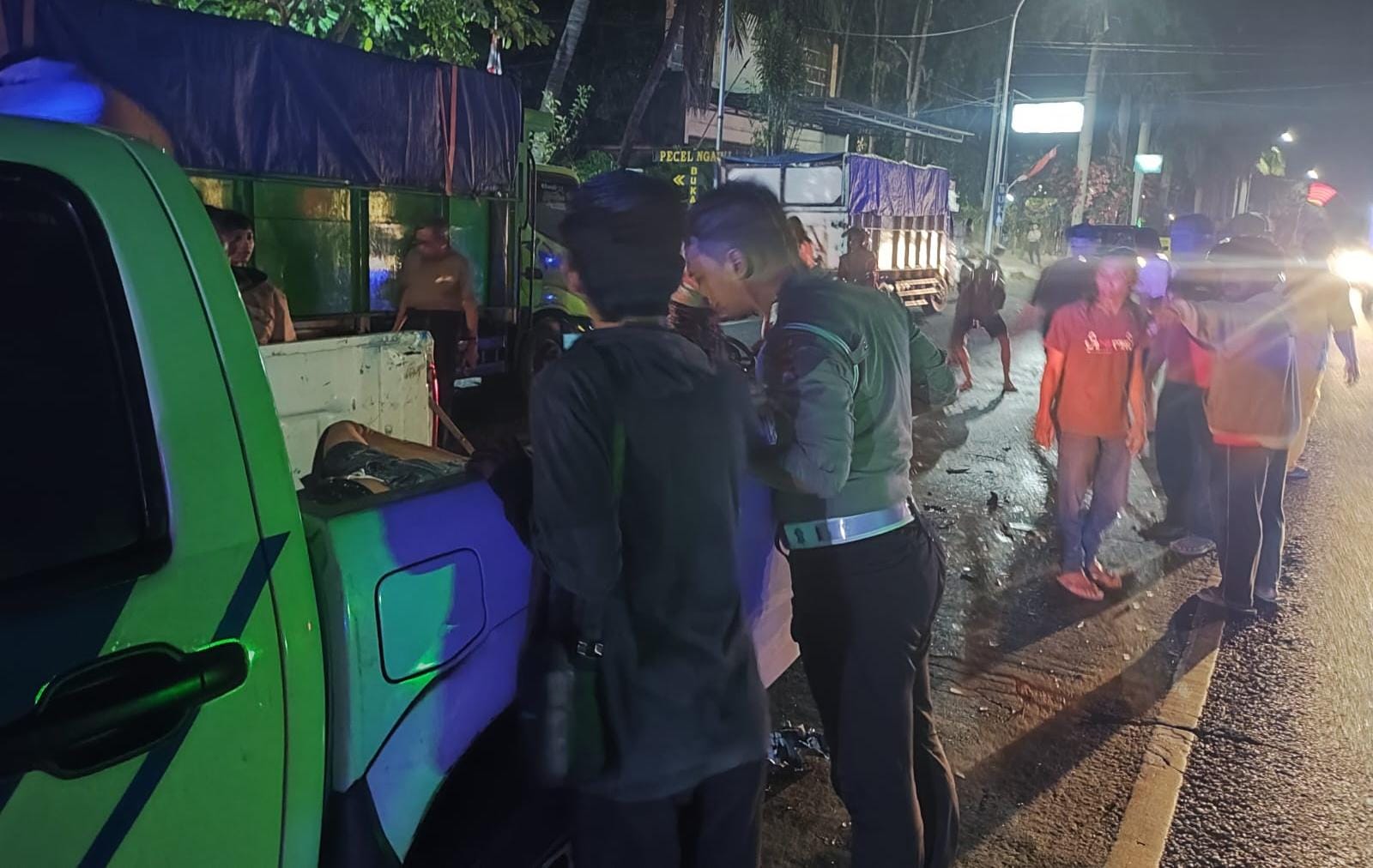 EVAKUASI KORBAN: Anggota Kanitlaka Polres Situbondo, mengevakuasi korban kecelakaan maut di Jalan Raya PB Sudirman, Linkungan Karangasem Kelurahan Patokan, Kecamatan /Kota Situbondo