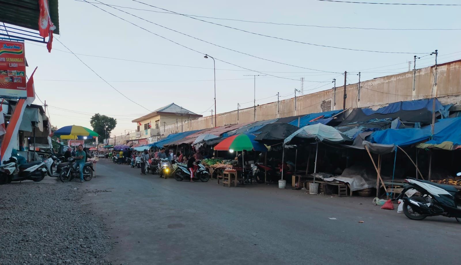 DIKELUHKAN: Pedagang dan kerumunan pembeli memadati jalan umum, di Desa/ Kecamatan, Besuki, Senin (12/8)