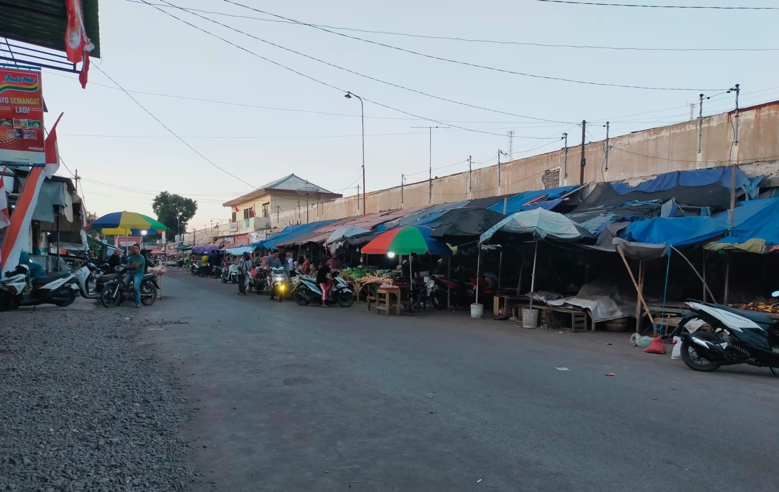 DIKELUHKAN: Kondisi pasar baru di Kecamatan Besuki tampak tidak terawat dengan baik.
