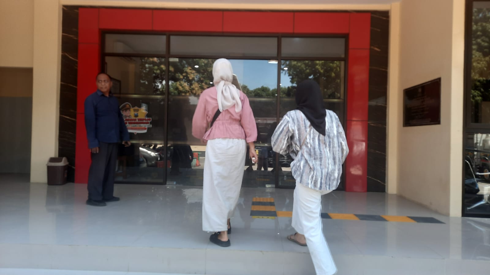 KORBAN PELECEHAN: MKR, 20, warga Kecamatan Jangkar, melaporkan mantan pacar, SHL ke Mapolres Situbondo, Rabu (13/8).