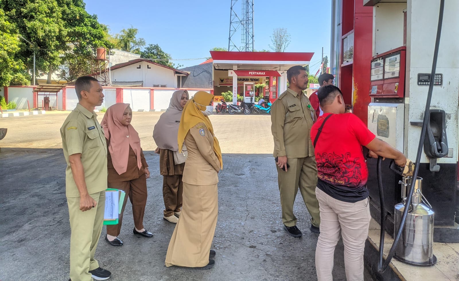 SIDAK: Diskoperindak lakukan inspeksi mendadak (sidak) ke SPBU Panarukan, Selasa (13/8).
