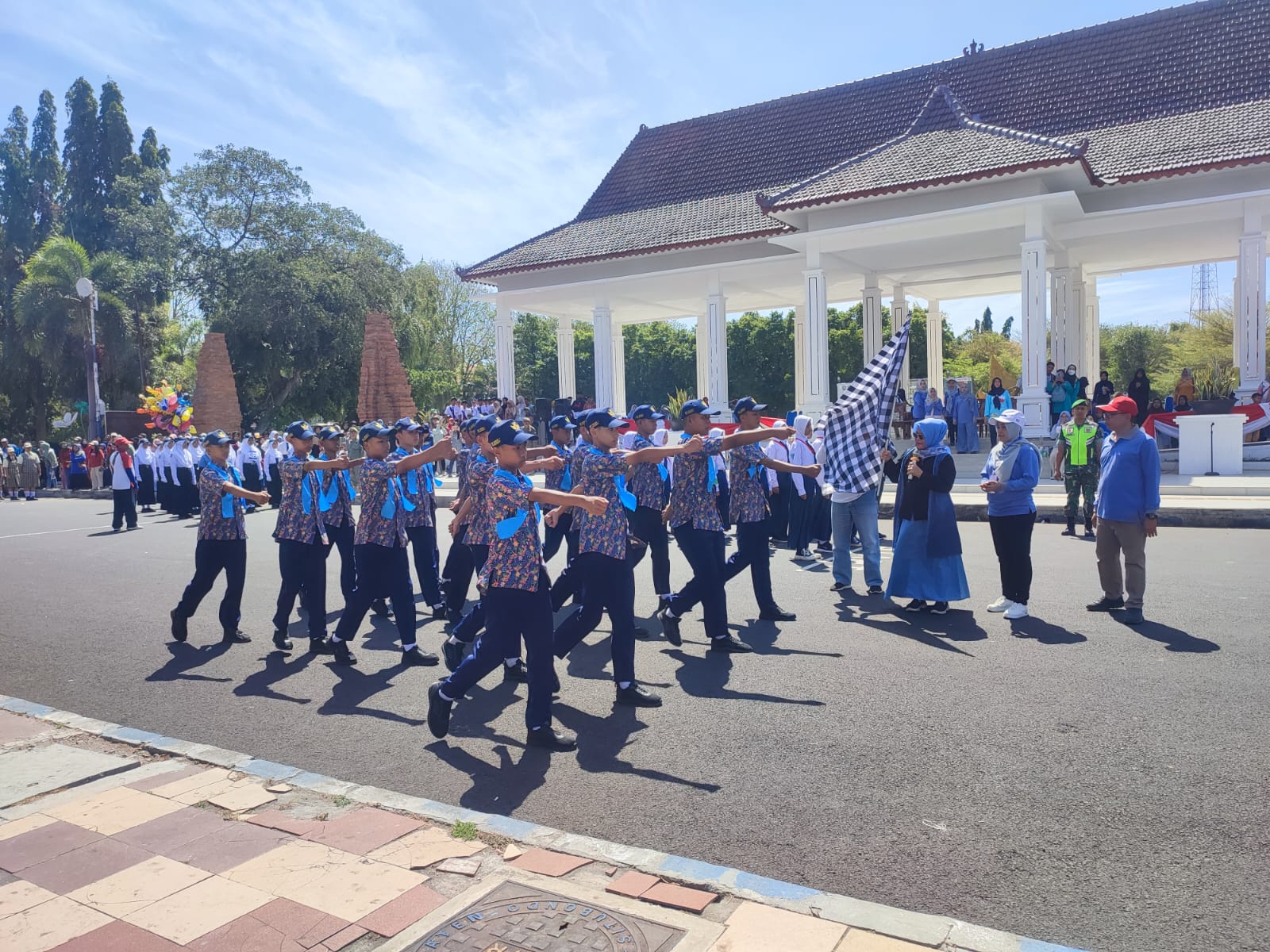 SERAGAM : Siswa dan siswi SMPN 1 Situbondo tampil apik dalam event PBB Kreasi peringati HUT RI ke-79 di pelataran Pendopo Aryo Situbondo, belum lama ini.