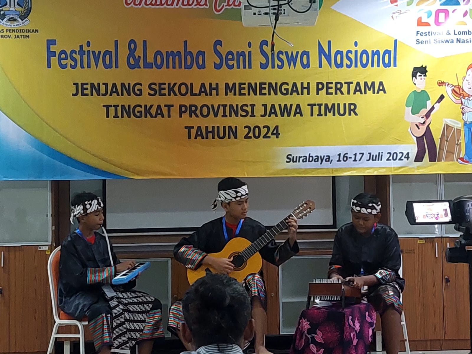 PERFOM : Tim ansambel musik SMPN 1 Situbondo tampil dalam festival dan lomba seni siswa nasional jenjang sekolah menengah pertama tingkat Provinsi Jawa Timur di Surabaya, belum lama ini.&nbsp;