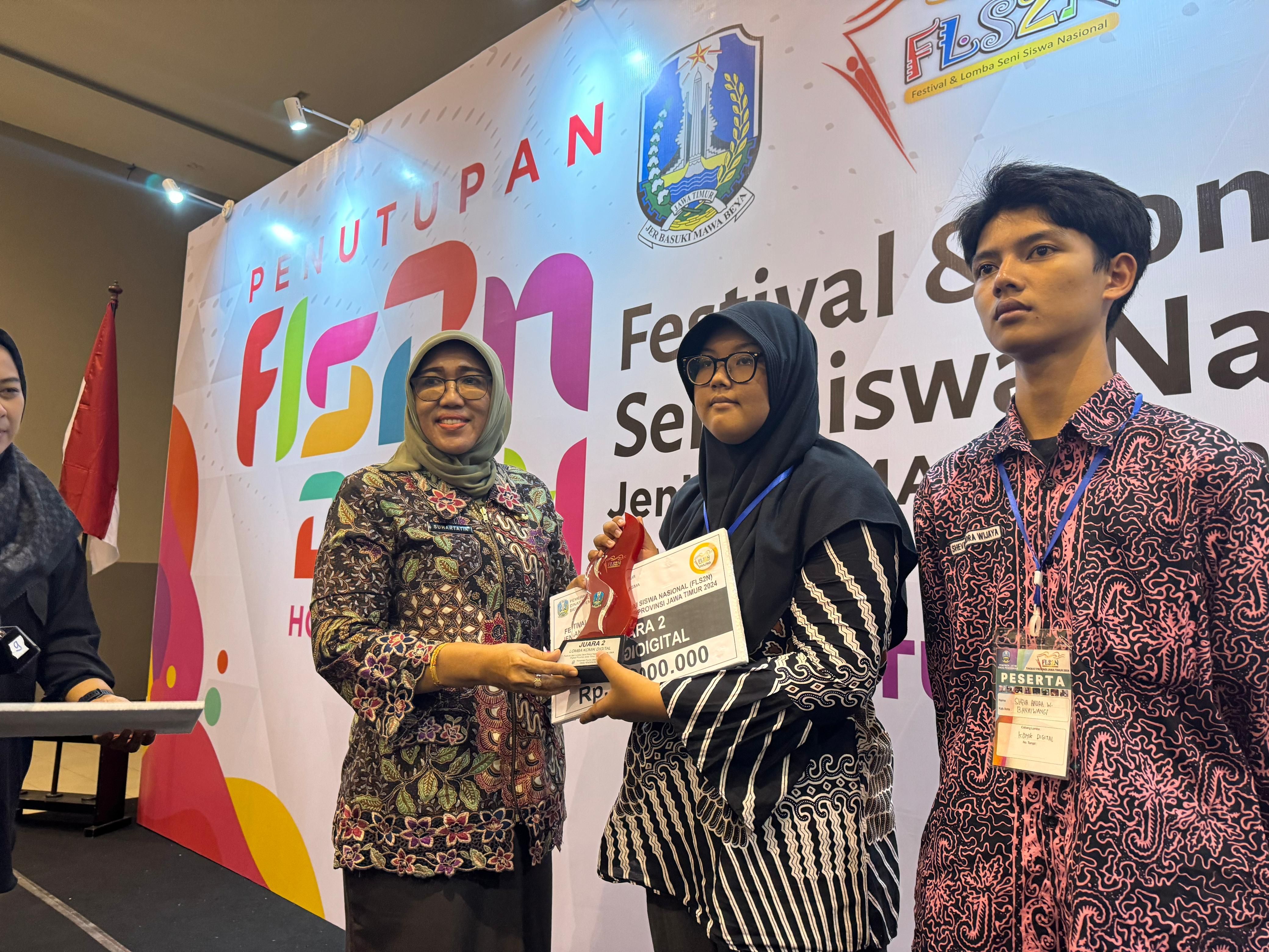 BERPRESTASI : Refina Aprilia Dewi menerima penghargaan dari Kabid PSMA Dinas Pendidikan Provinsi Jawa Timur, Dra. Suhartatik, M.Psi, di Malang, belum lama ini.&nbsp;