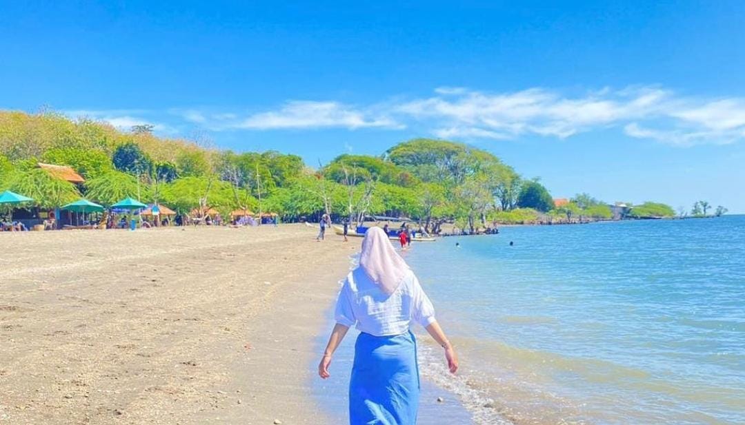 Wisata Beach Forest Situbondo. (ig @belakusmala)