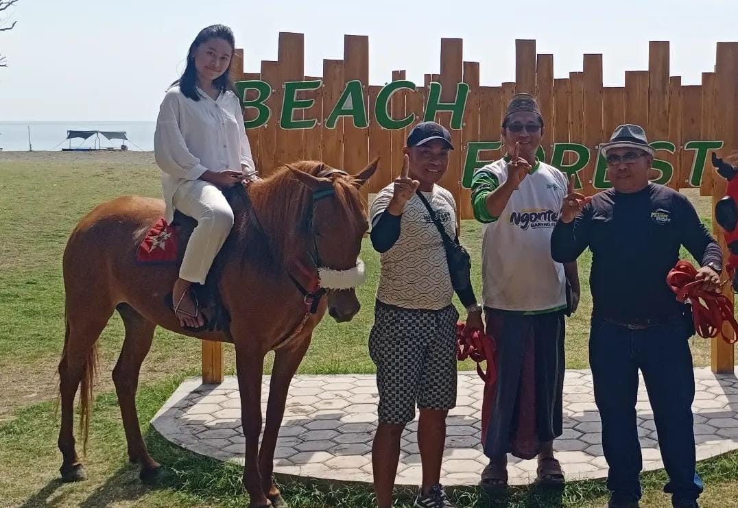 Pengunjung di Beach Forest Situbondo. (instagram resmi wisata @beachforest2022)