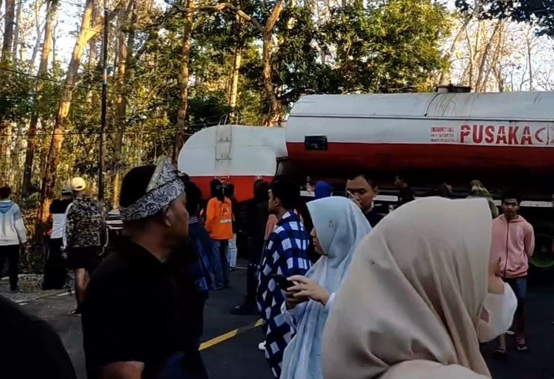 Truk tangki yang buat macet di Baluran Situbondo.