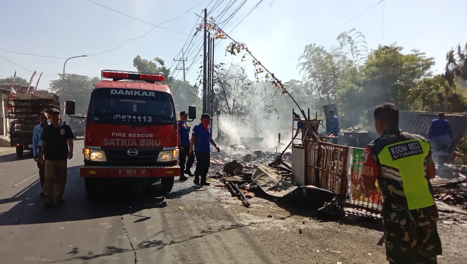 Kondisi warung pinggir jalan raya Desa Kotakan Situbondo yang terbakar.