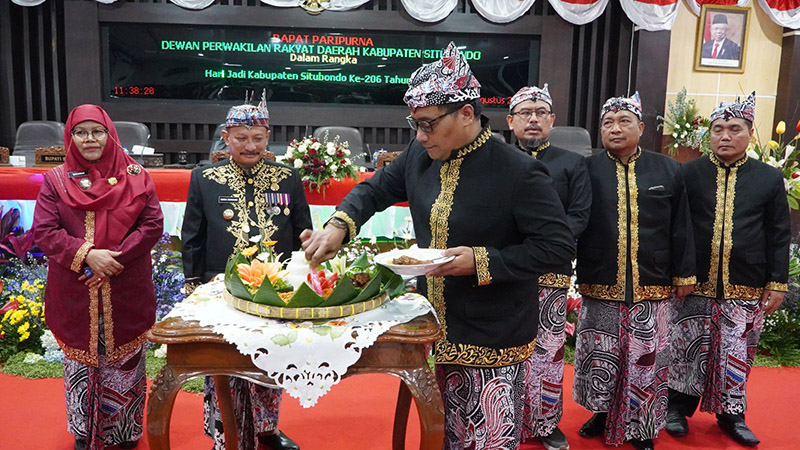 BERWIBAWA: DPRD dan Pemkab Situbondo menggunakan pakaian khas Rasok Aghung dalam rapat paripurna istimewa Harjakasi ke-206 di Kantor DPRD, Kamis (15/8).