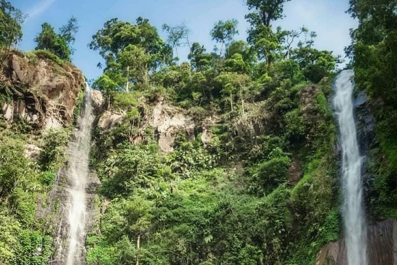 Keunikan wisata air terjun Tancak Kembar Bondowoso. (Khoirul Rizal/RadarSitubondo.id)