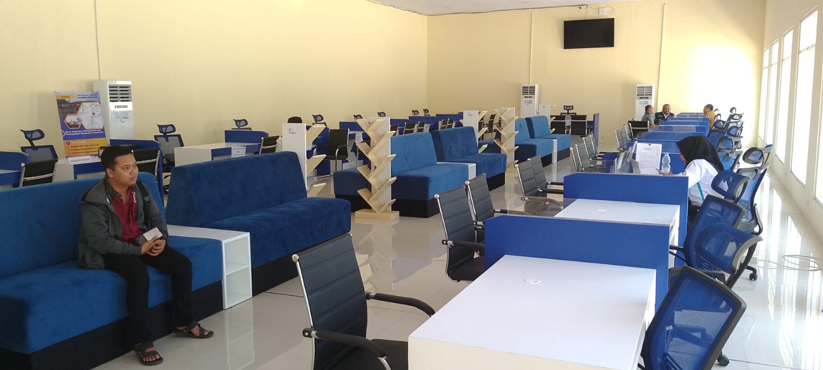 SEPI : Suasana dalam gedung MPP nampak sepi dan banyak meja yang masih belum ditempati petugas OPD, Senin (19/8) lalu. Kantor MPP ada di Desa Wringinanom, Kecamatan Panarukan.