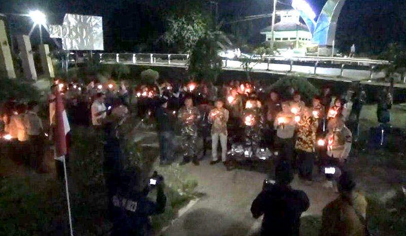 KENANG SEJARAH: Puluhan warga menyalakan seribu lilin di tugu  Anyer-Panarukan di Desa Wringin Anom, Kecamatan Panarukan, Senin malam (19/8).