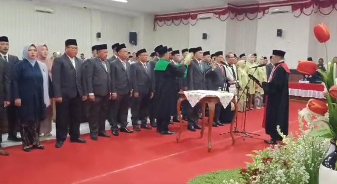 Anggota DPRD Situbondo dilantik. (Khoirul Rizal/RadarSitubondo.id