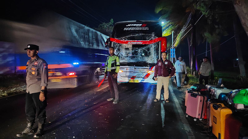 HANCUR: Anggota Kanit Laka Polres Situbondo melakukan upaya buka tutup di Jalan Pantura, Dusun Setonggek, Desa Seletreng, Kecamatan Mangaran, Jumat (23/8) dini hari.