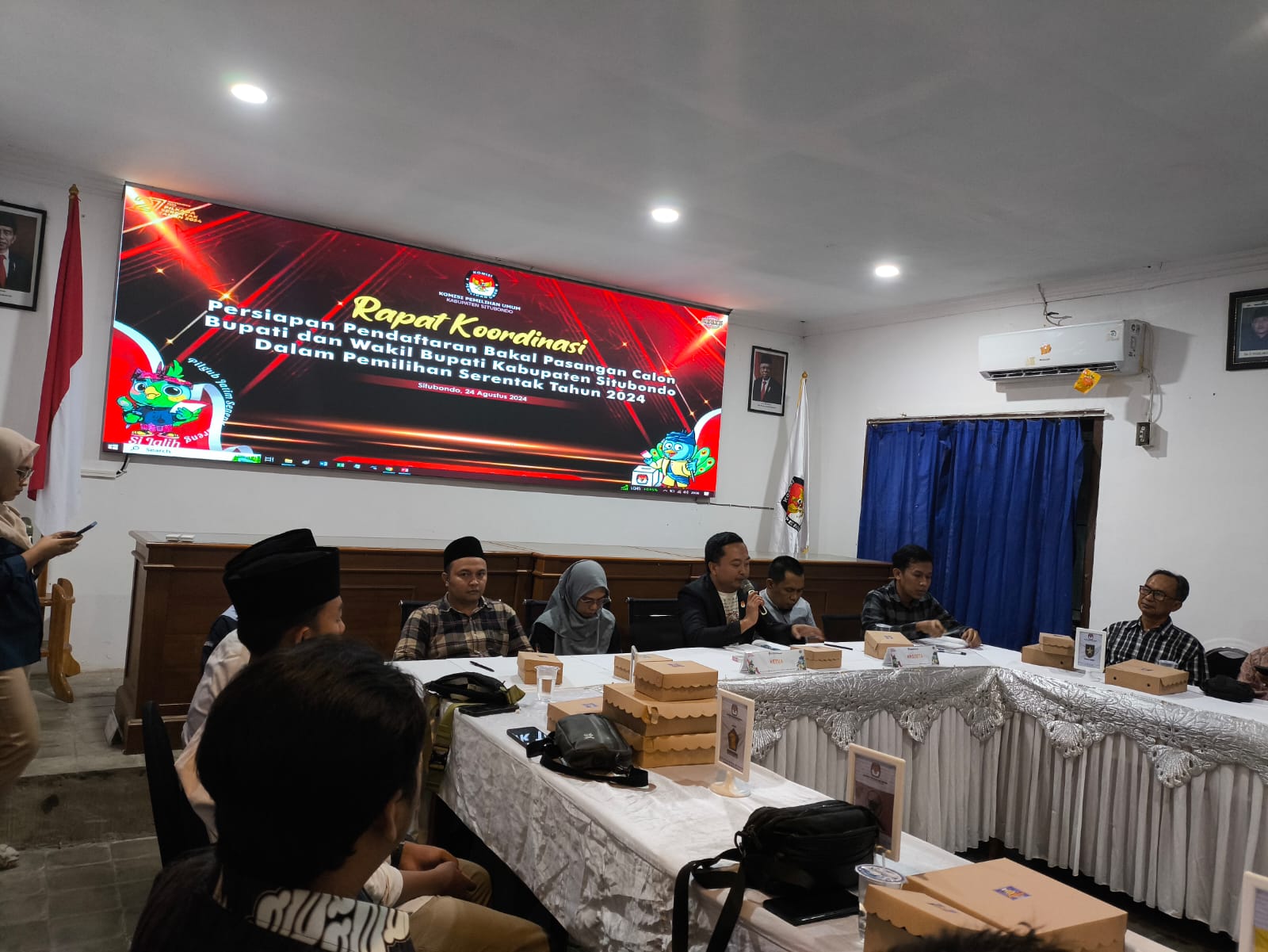 KOORDINASI : Jajaran KPU Situbondo menggelar rapat bersama parpol di pertemuan kantor KPU, Kelurahan Dawuhan, Kecamatan Kota, Sabtu malam (24/8) lalu.&nbsp;