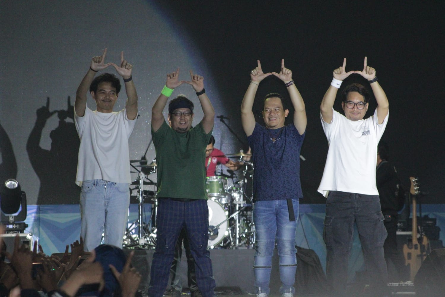 SAPA PENGGEMAR: Group wali band menyapa penonton dengan menunjukkan simbol tangan huru &lsquo;W&rsquo;, di lapangan Alun-alun Kota Situbondo, Sabtu malam, (24/8).  &nbsp;