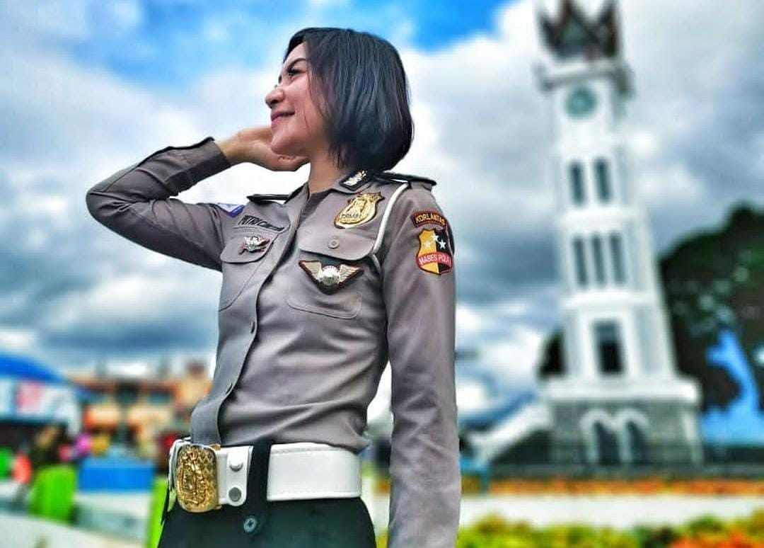 Polwan viral yang marahi pemuda. (ig @putrisirtycikita)