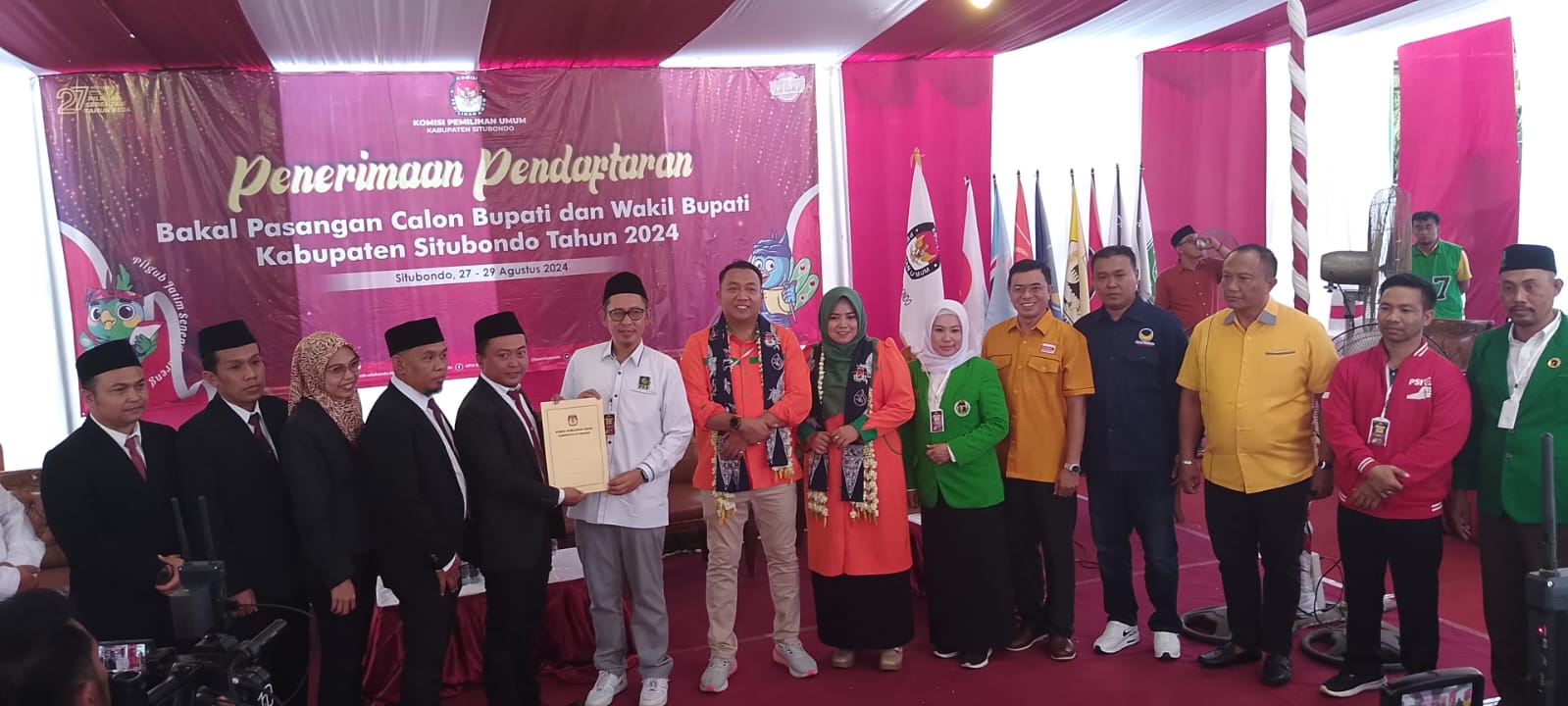 PAKAI BAJU KEBESARAN : Ketua DPC PPP Situbondo, Zeiniye, S.Ag (kanan) mengantar pasangan cabup Yusuf Rio Prayogo dan Cawabup Ulfiyah mendaftar ke Kantor KPU, Kamis (29/8).