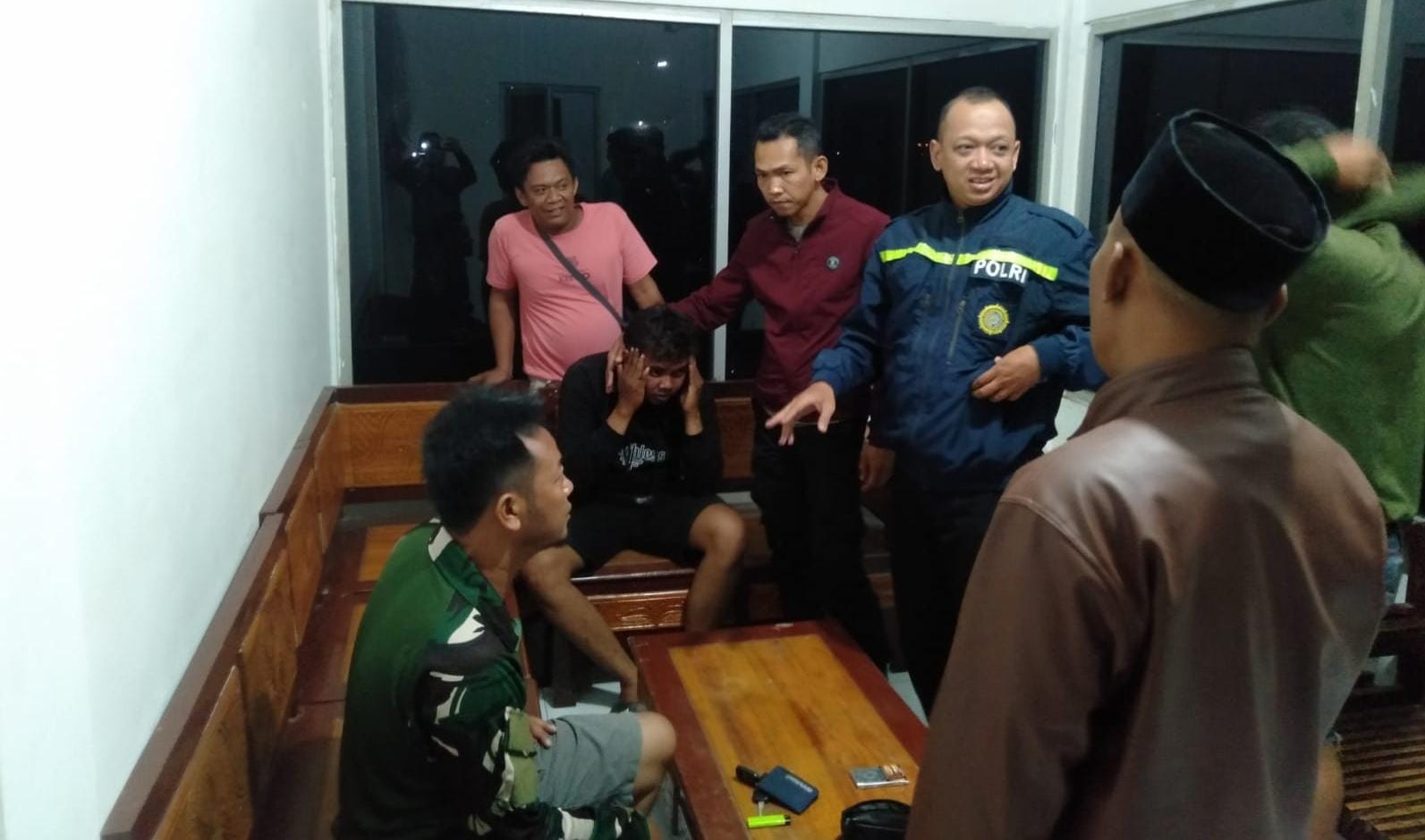 TAK BERKUTIK: Faisal, 24, warga Desa Pasir Putih, Kecamatan Bungatan (dua dari kiri) diamankan di kantor Polsek Bungatan, Minggu malam, (1/ 9).